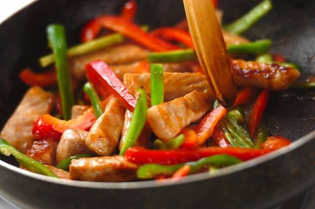 豚肩ロース肉とピーマンのオイスターソース炒めの作り方の手順4