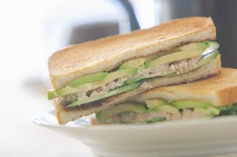 アボカドとツナとキュウリのサンドイッチ