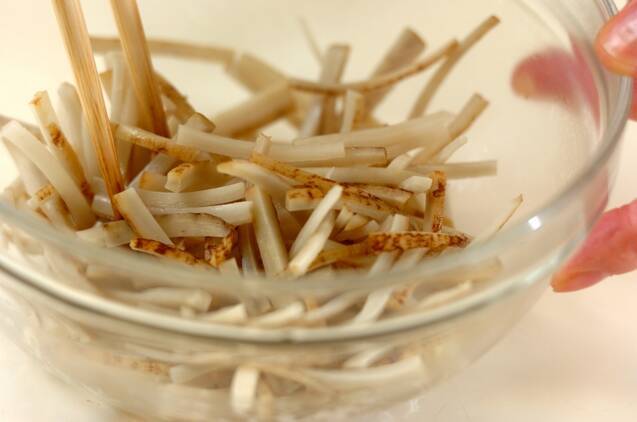 シンプル絶品！すりゴママヨのゴボウサラダ by 山下 和美さんの作り方の手順2