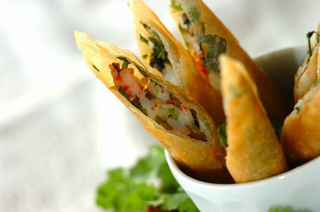 白い器に盛られたスティック春巻き