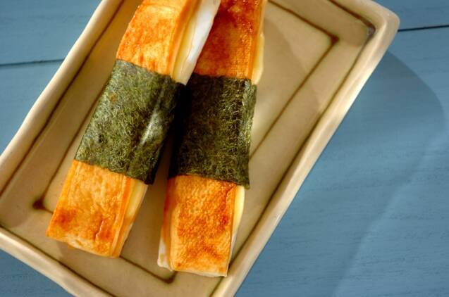 角皿に盛り付けたはんぺんの磯辺チーズ焼き