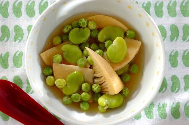 白い器に盛り付けられたえんどう豆、そら豆、たけのこの煮物