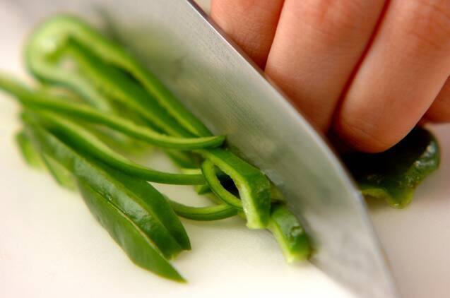 材料二つ！ピーマンの炒め物 大量消費にオススメ by杉本 亜希子さんの作り方の手順1