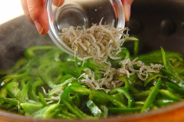 材料二つ！ピーマンの炒め物 大量消費にオススメ by杉本 亜希子さんの作り方の手順3