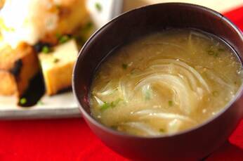 薄切り玉ネギのみそ汁