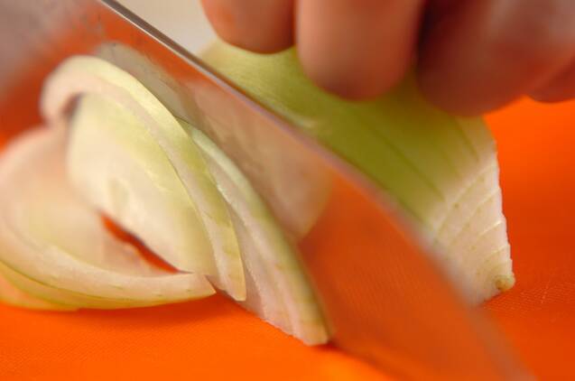 薄切り玉ネギのみそ汁の作り方の手順1