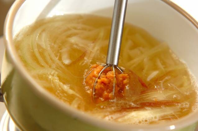 薄切り玉ネギのみそ汁の作り方の手順4