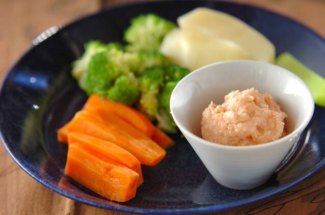 青い皿に入った人参やブロッコリーのチーズ明太子ディップ添え