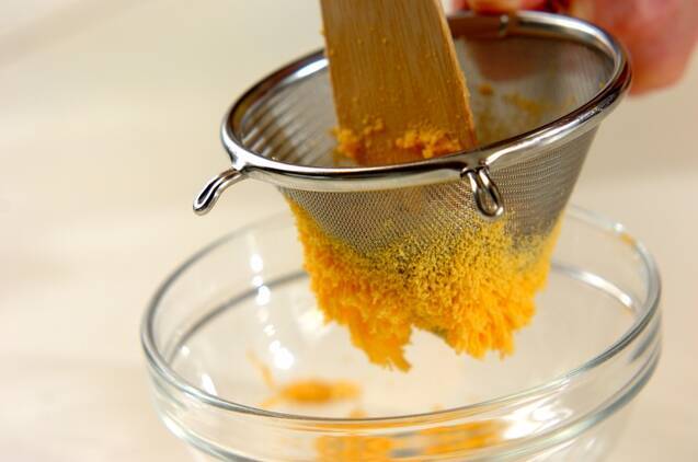 ゆで卵とスモークサーモンのサラダの作り方の手順1