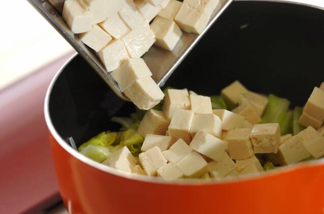 キャベツと豆腐の卵白とじの作り方の手順2