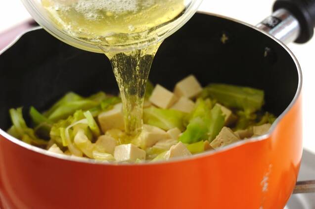 キャベツと豆腐の卵白とじの作り方の手順3