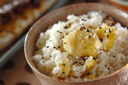秋の味覚を味わう！もち米入り栗ご飯