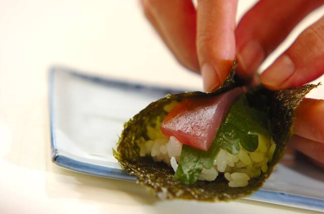 お好みの刺身と納豆の手巻き寿司の作り方の手順8