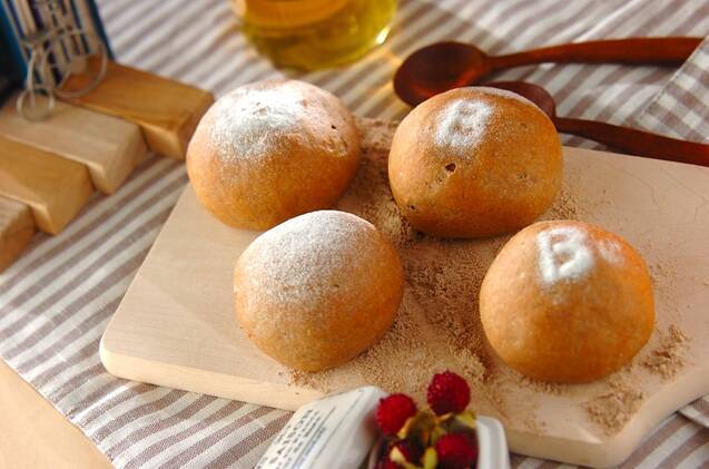 カッティングボードにのった、はちみつのふすまパン