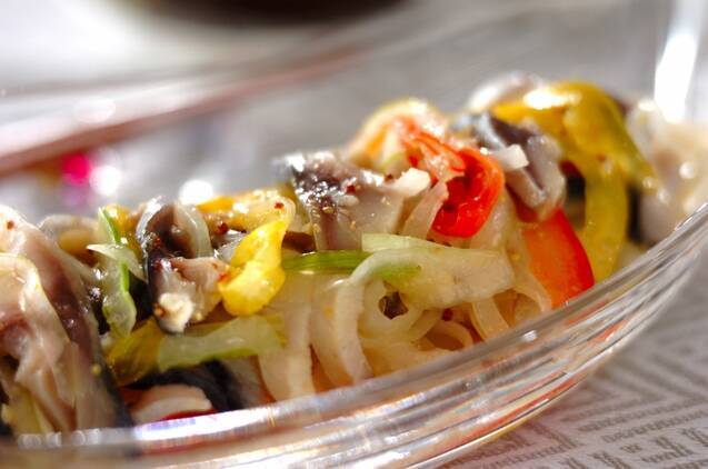 ガラスの器に盛られたしめ鯖とパプリカのマリネ