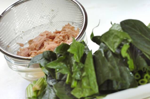 ホウレン草とツナのバター炒めの作り方の手順1