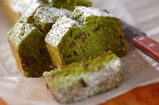 粉糖がかかった抹茶のパウンドケーキ