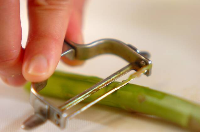 ベーコンとアスパラのクルクル巻きの作り方の手順1