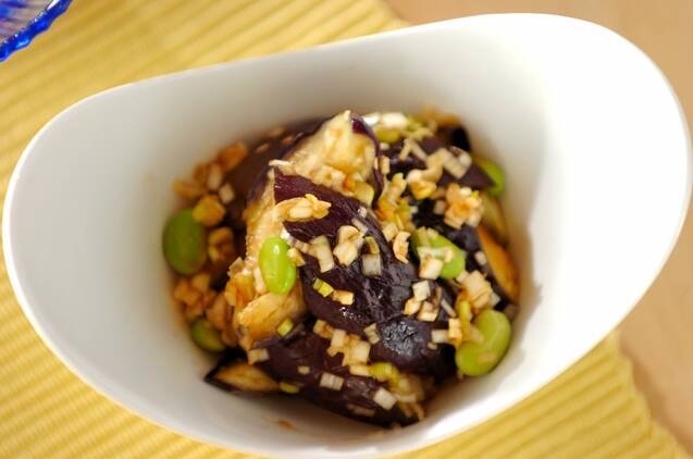 白い器に入った、なすと枝豆の中華風サラダ