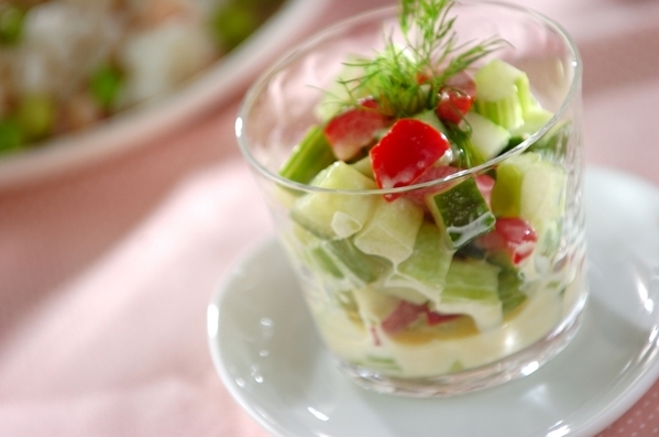 パプリカとセロリのサラダの画像