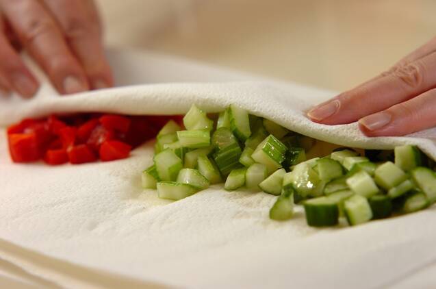 パプリカとセロリのサラダの作り方の手順1