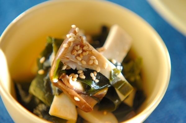 4. ワカメとエリンギのピリ辛和え