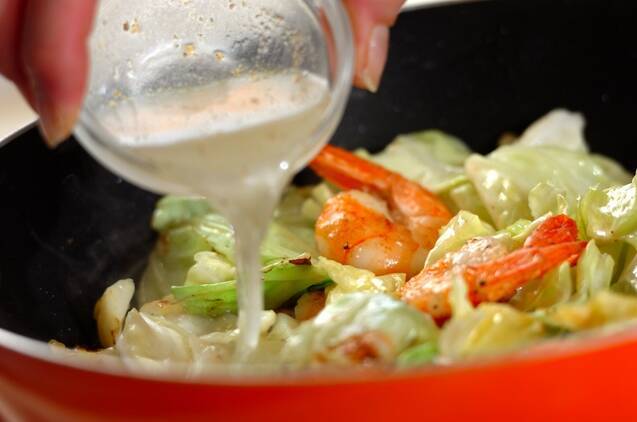 春キャベツとエビの塩炒めの作り方の手順2