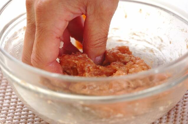 鶏団子と白菜のみそ汁の作り方の手順1