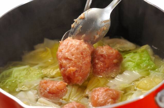 鶏団子と白菜のみそ汁の作り方の手順2