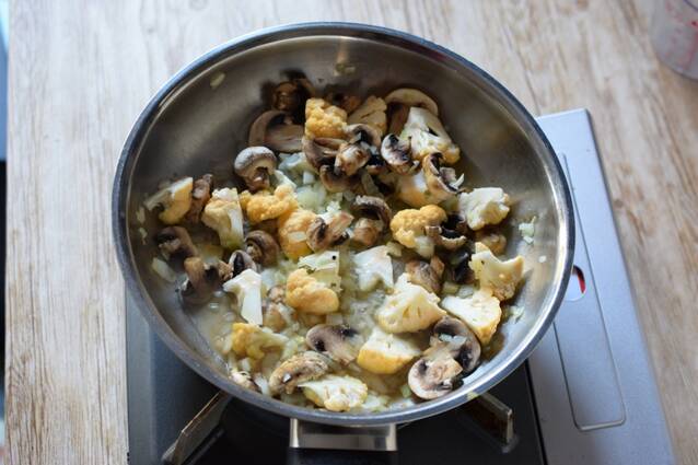 エビとホタテのトマトクリーム煮 コンニャクライス添えの作り方の手順9