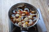 エビとホタテのトマトクリーム煮 コンニャクライス添えの作り方4