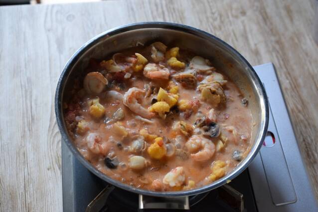 エビとホタテのトマトクリーム煮 コンニャクライス添えの作り方の手順11