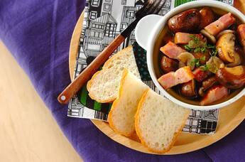 マッシュルームと厚切りベーコンのアヒージョ