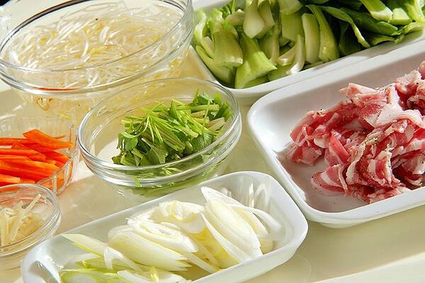 豚肉と野菜の炒めものの作り方の手順1