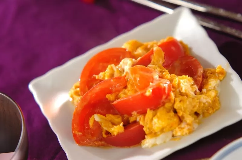 ゴマ油の香りがたまらない トマトと卵の中華炒め 副菜 レシピ 作り方 E レシピ 料理のプロが作る簡単レシピ