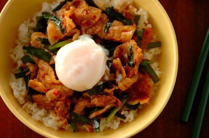 ピリ辛豚ニラ丼