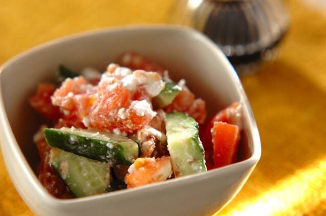 白い器に盛られたトマトとカッテージチーズのおかか和え