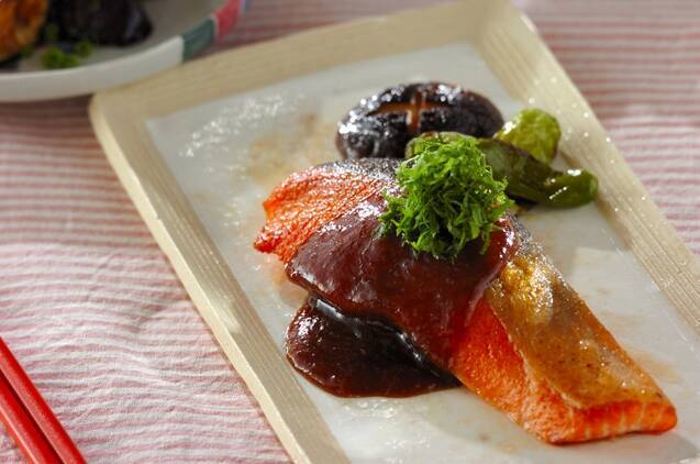 乳白色の皿に盛りつけられた、サーモンのソテーワサビソースがけ