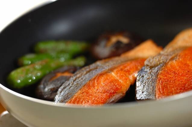 サーモンのソテーワサビソースがけの作り方の手順3