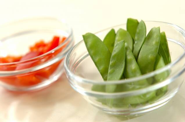 キヌサヤのソース炒めの作り方の手順1