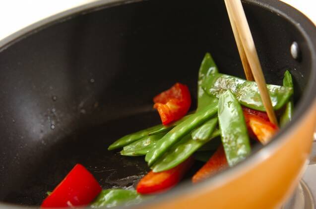 キヌサヤのソース炒めの作り方の手順3