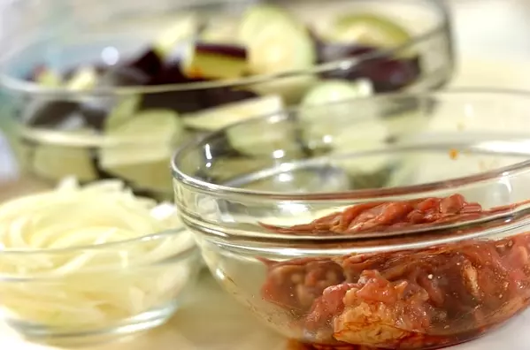 下味冷凍でナスと豚肉のみそ炒めの下準備1