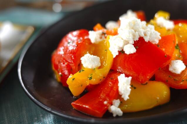 黒い器に盛られた焼きパプリカとカッテージチーズ