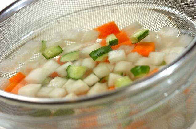 コロコロ野菜の塩麹和えの作り方の手順3