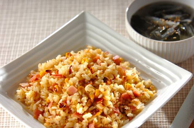 焦がしじょうゆコーンチャーハン