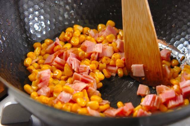 焦がしじょうゆコーンチャーハンの作り方の手順3