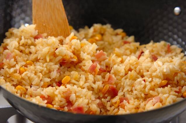 焦がしじょうゆコーンチャーハンの作り方の手順4