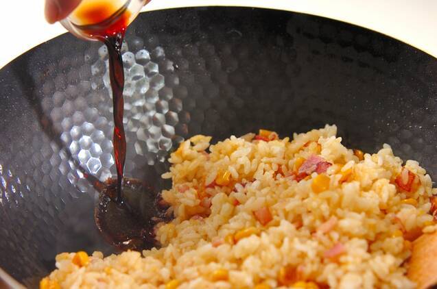 焦がしじょうゆコーンチャーハンの作り方の手順5