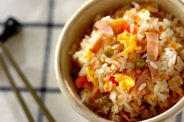 茶碗によそったさやいんげんの炊き込みごはん