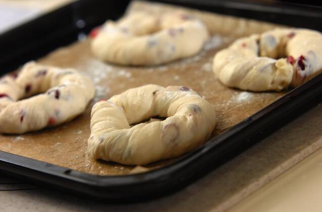 ホワイトベリーのツイストリングパンの作り方の手順8